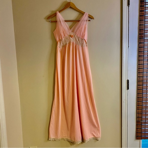 Vintage Aristocraft Peach Nightgown with Cream Lace Detail Size Small - Picture 8 of 10